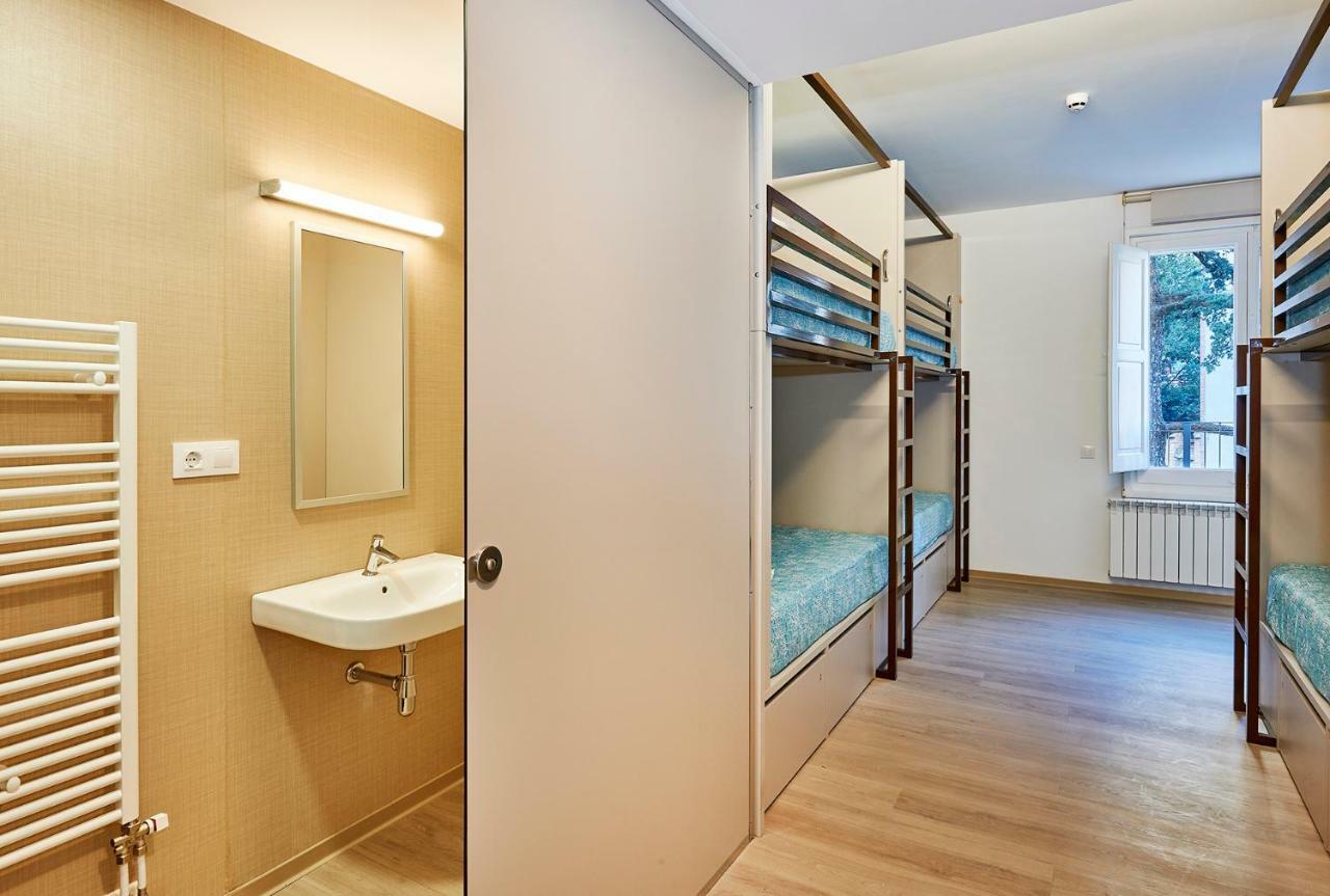 Alberg Abat Oliba Monistrol de Montserrat Εξωτερικό φωτογραφία Hostel room