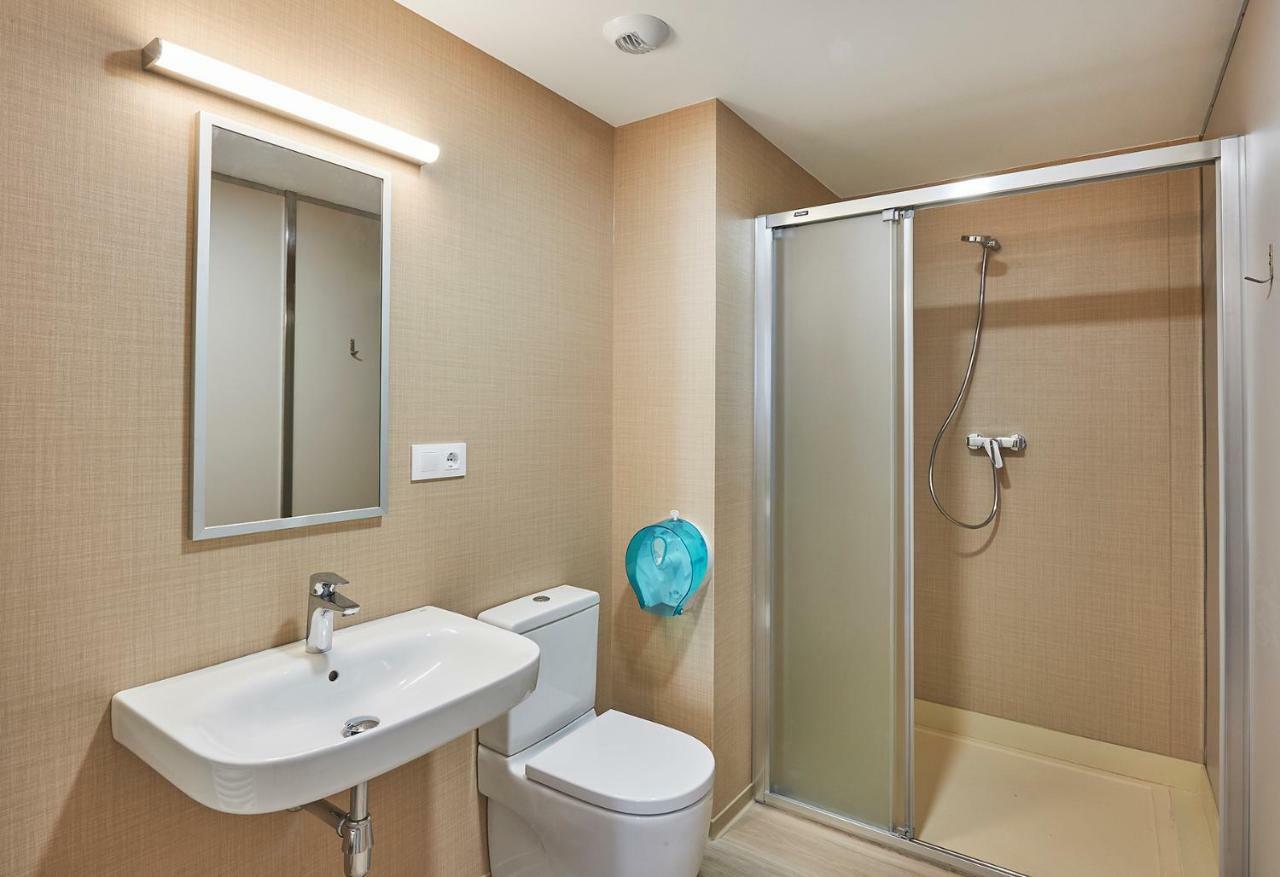 Alberg Abat Oliba Monistrol de Montserrat Εξωτερικό φωτογραφία A modern bathroom with a shower enclosure